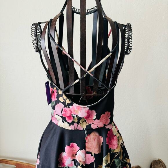 💜 Windsor | Black floral racerback spaghetti strap v neck dress - Picture 2 of 4